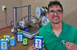 Caixinhas para figurinhas da Copa, feitas com impressão 3D, viram renda extra