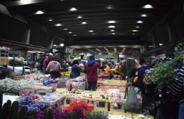 Dia de Finados turbina varejo de flores e velas na Capital paulista