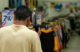 Nova lei pode obrigar o comércio a trocar fiscal de loja por vigilante