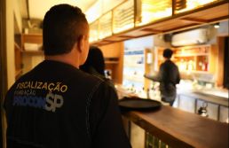 Crise do metanol: Procon-SP fiscaliza mais de 100 locais que vendem bebidas
