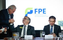 Presidente da CACB pede a Hugo Motta reajuste urgente do Simples Nacional