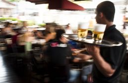 Jornada intermitente avança em bares e restaurantes como alternativa à escala 6x1 