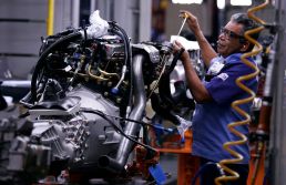 Produção de veículos cai 8,2% em fevereiro na variação interanual