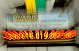 Impostômetro chega aos 21 anos e continua acelerando: brasileiro pagou R$ 1,3 trilhão em 2026