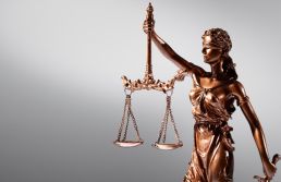 Violar prerrogativas dos advogados é crime, faltam os processos criminais contra os violadores