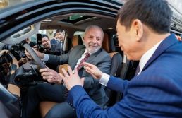 Cláudio Humberto | Carrões para Lula em Paris já custaram R$ 480 mil
