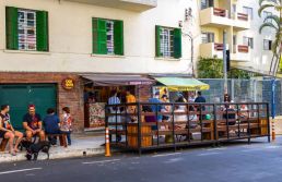 ‘Puxadinhos’ se espalham pelas calçadas e mudam paisagem urbana de SP