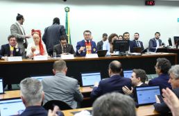 Relatório da PEC 6x1 é aprovado em comissão da Câmara e segue ao plenário 