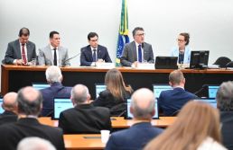 PEC do fim da 6x1 é adiada para 25/05 após impasse entre governo e Centrão