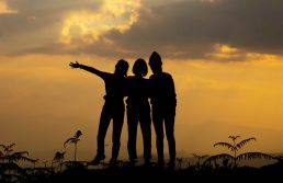 Um é pouco, dois é bom, três é bigamia