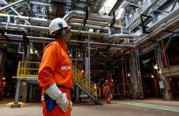 Economia desafia juros elevados e alta do petróleo e cresce em abril