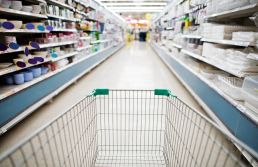 Carrinho high-low: o consumidor economiza no básico para ostentar na indulgência 