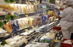 Baixa qualificação faz profissional que trabalha mais ter salário 58% menor