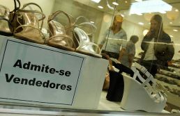 Salário médio pago no comércio de SP é de R$ 2.216