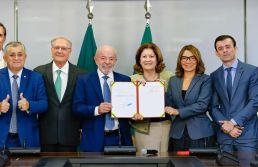 Lula assina MP que zera imposto federal da 'taxa das blusinhas'