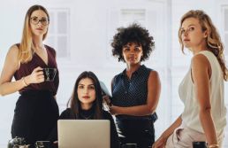 O custo da desigualdade: por que o crédito feminino é a fronteira da eficiência econômica