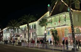 Cidadezinha histórica atrai milhares de turistas para Natal iluminado da Flórida