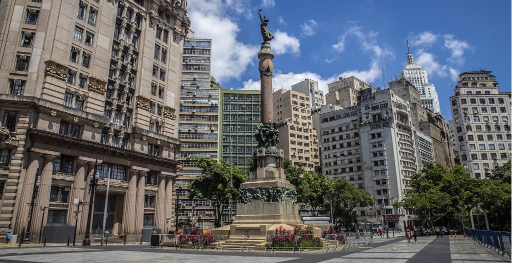 Glória imortal dos fundadores de São Paulo, no Pátio do Colégio, é um dos 145 monumentos espalhados pelo centro
