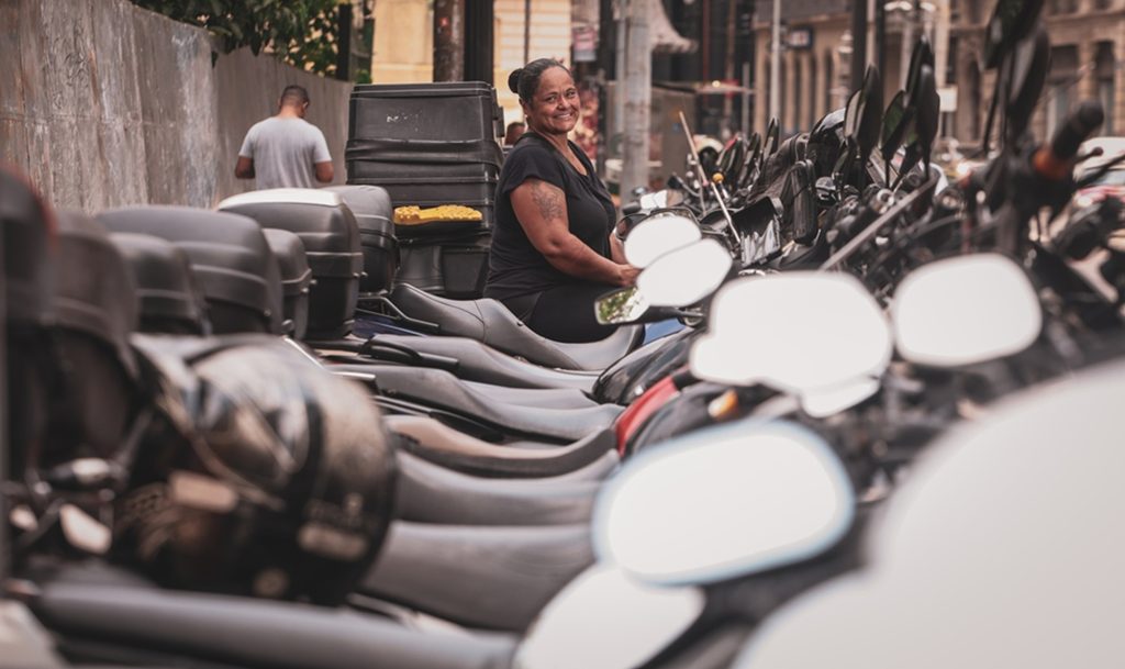 Conhecida como Morena, Débora Checchia trabalha como guardadora de motos no Centro desde 2013