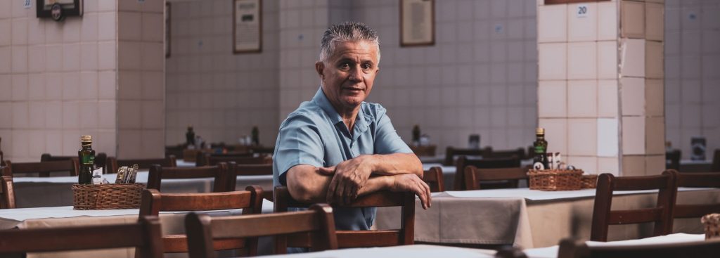 Roberto Martins, ex-garçom e atual gerente, há 31 anos no Rei do Filet: escolha pessoal dos ingredientes